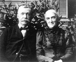艾伦·理查兹燕子（右）坐在她的丈夫罗伯特·哈洛韦尔理查兹（右）旁边。