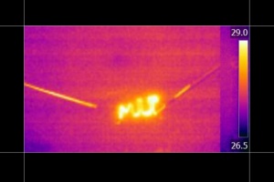 的加热装置的红外图像从蒸汽裂化沥青制成，用激光，将其形成为MIT标志以证明过程的可控退火。