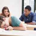 学生在教室睡觉