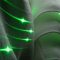 织物的特写;绿光显示功能性纤维